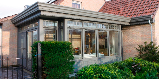 blog-moet-ik-kiezen-voor-een-glazen-dak-of-een-dicht-dak-voor-mijn-veranda