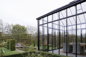 een oranjerie in de tuin